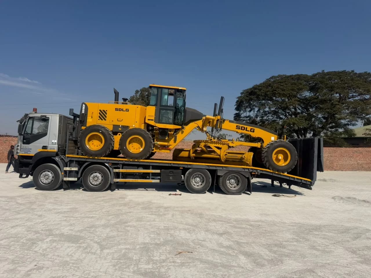 Rigid lowbed transporting a grader